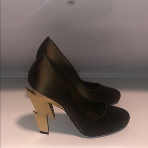 Prada Calzature Donna Lightning Bolt Heel Pump